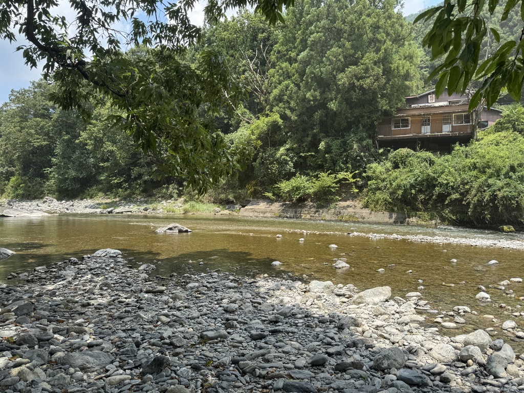 高見川の清流と山々